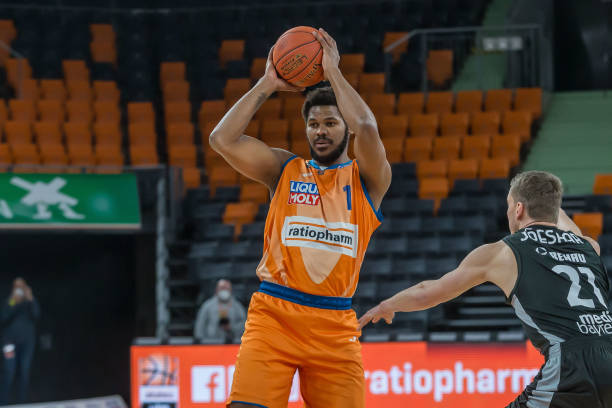 虽然仍面临 虽然仍面临